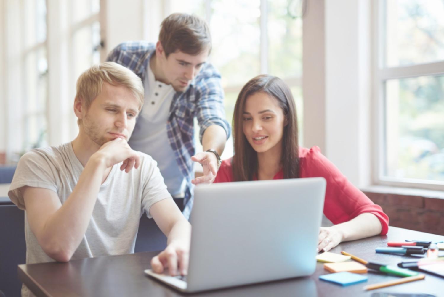 Teammitglieder bei der gemeinsamen Projektarbeit